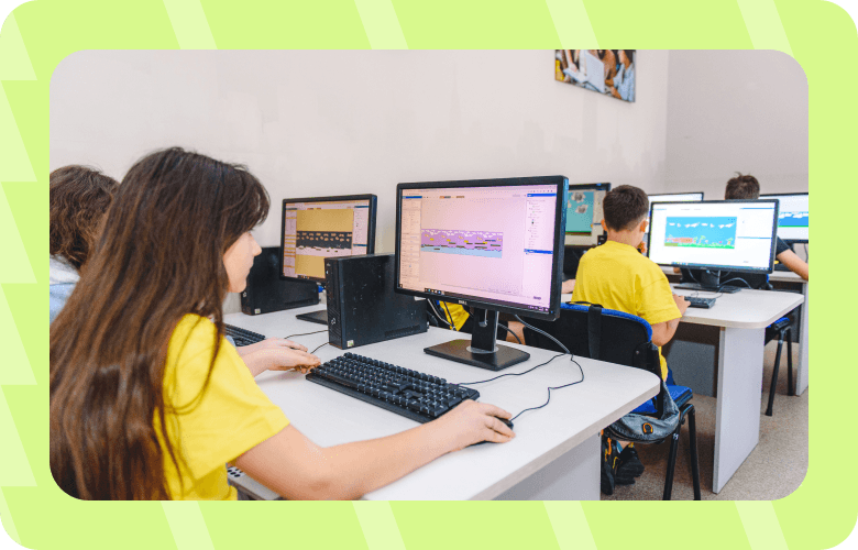 Досвід роботи в <br>
команді та студії